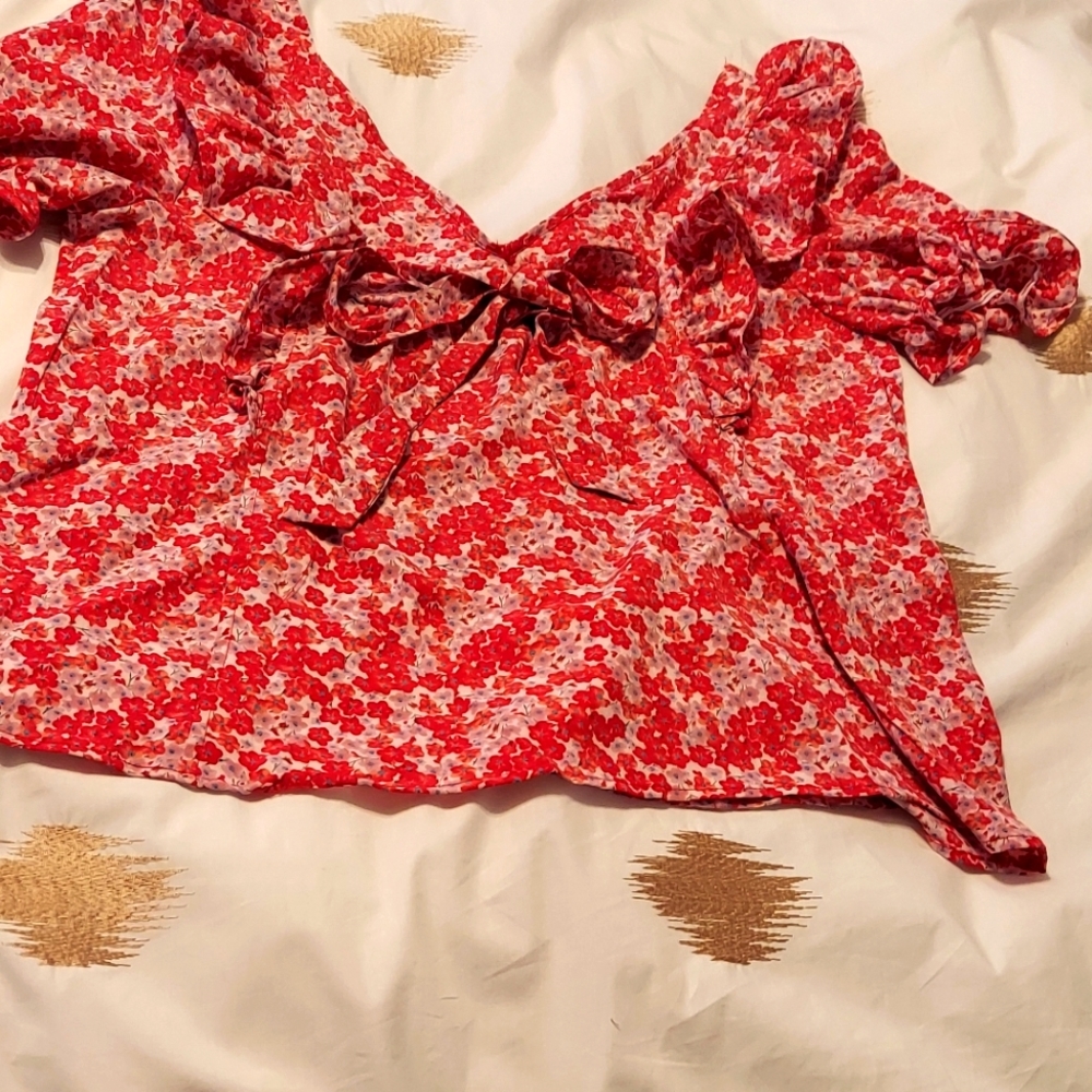 Floral top with puff sleeve